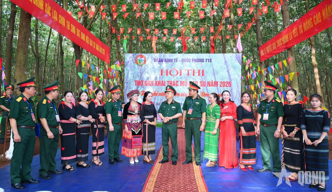 Đoàn Kinh tế - Quốc phòng 715: Thợ giỏi khai thác mủ cao su vững lý thuyết, chắc thực hành
